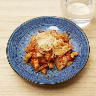 食感と風味がたまらない！「鶏皮キムチ」